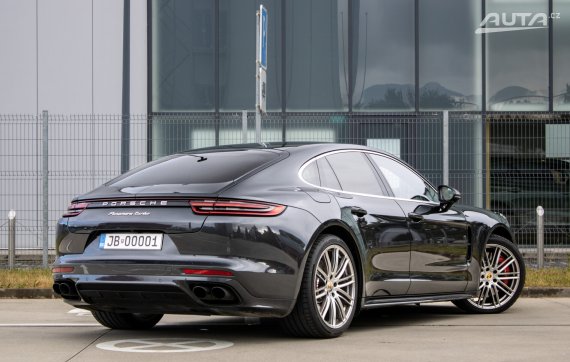 Porsche Panamera Turbo 4x4 / 404kW / A8 / ZÁRUKA / AJ NA SPLÁTKY / PROTIÚČET 2017 šedá