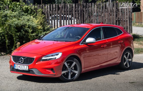 Volvo V40 T2 2.0 R-Design / 90kW / M6 / ZÁRUKA / AJ NA SPLÁTKY / PROTIÚČET