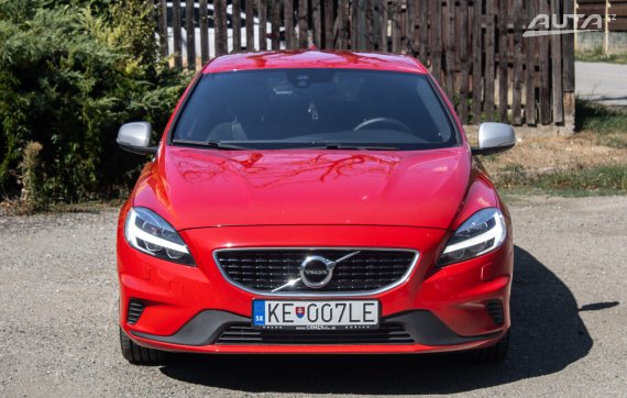 Volvo V40 T2 2.0 R-Design / 90kW / M6 / ZÁRUKA / AJ NA SPLÁTKY / PROTIÚČET 2017 červená
