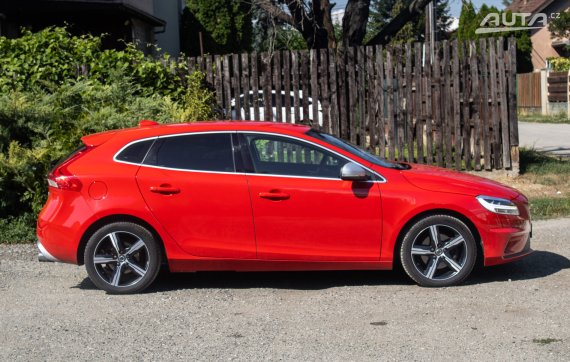 Volvo V40 T2 2.0 R-Design / 90kW / M6 / ZÁRUKA / AJ NA SPLÁTKY / PROTIÚČET 2017 červená