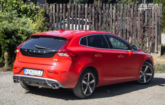 Volvo V40 T2 2.0 R-Design / 90kW / M6 / ZÁRUKA / AJ NA SPLÁTKY / PROTIÚČET 2017 červená