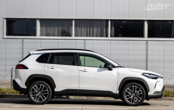 Toyota Corolla Cross 1.8 Hybrid e-CVT Style 2025 / AJ NA SPLÁTKY / PROTIÚČET 2025 bílá
