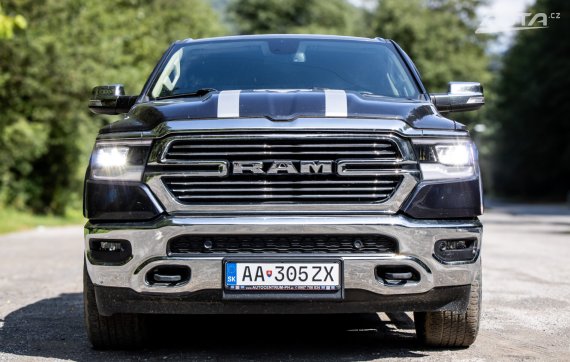 Dodge RAM LARAMIE 1500 2020 AT/8 295kW 4x4 / AJ NA SPLÁTKY / PROTIÚČET 2020 šedá