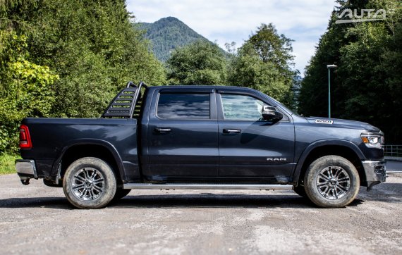 Dodge RAM LARAMIE 1500 2020 AT/8 295kW 4x4 / AJ NA SPLÁTKY / PROTIÚČET 2020 šedá