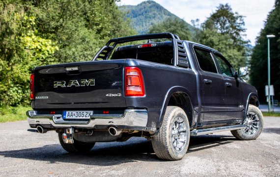 Dodge RAM LARAMIE 1500 2020 AT/8 295kW 4x4 / AJ NA SPLÁTKY / PROTIÚČET 2020 šedá