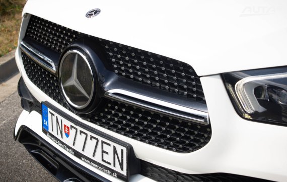 Mercedes-Benz GLE SUV 300d 7 MIEST 2021 bílá