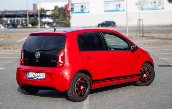 Volkswagen Up! 1.0 BMT 75k 55kW MT/5 2013 / AJ NA SPLÁTKY / PROTIÚČET 2013 červená