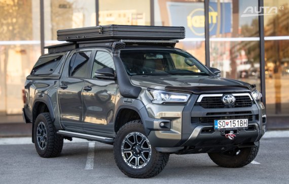 Toyota Hilux DC 2.8 D-4D Invincible AT/6 4x4 150kW 2022 / AJ NA SPLÁTKY / PROTIÚČET 2022 zelená