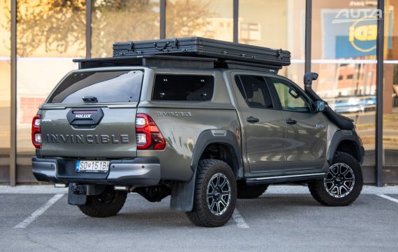 Toyota Hilux DC 2.8 D-4D Invincible AT/6 4x4 150kW 2022 / AJ NA SPLÁTKY / PROTIÚČET 2022 zelená