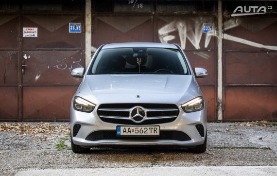 Mercedes-Benz B trieda 180 A/T, 100 KW, A7 / AJ NA SPLÁTKY / PROTIÚČET / 2021 stříbrná metalíza
