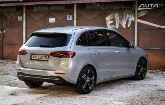 Mercedes-Benz B trieda 180 A/T, 100 KW, A7 / AJ NA SPLÁTKY / PROTIÚČET / 2021 stříbrná metalíza