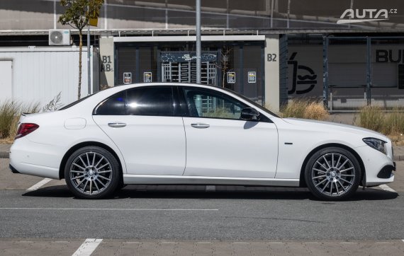 Mercedes-Benz E trieda Sedan 300 de Plug-in hybrid A/T (2019) / AJ NA SPLÁTKY / PROTIÚČET / 2019 bílá