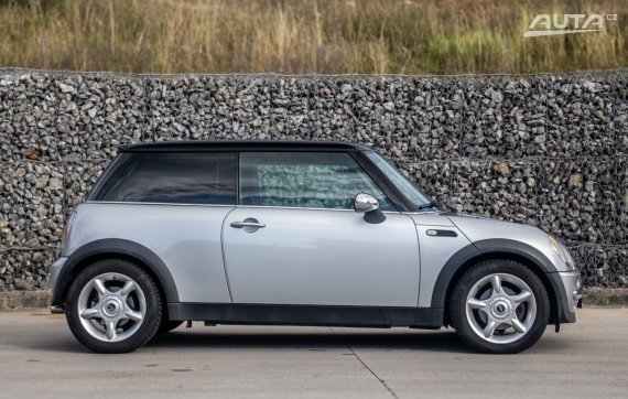 Mini One 2003 66kW MT/5 / AJ NA SPLÁTKY / PROTIÚČET 2003 stříbrná metalíza