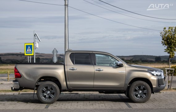 Toyota Hilux DC 2.8 l D-4D Active 4x4 / 150kW / A6 / ZÁRUKA / AJ NA SPLÁTKY / PROTIÚČET 2021 červená