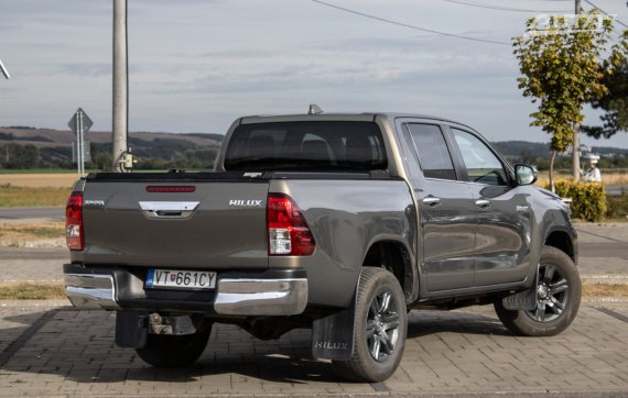 Toyota Hilux DC 2.8 l D-4D Active 4x4 / 150kW / A6 / ZÁRUKA / AJ NA SPLÁTKY / PROTIÚČET 2021 červená