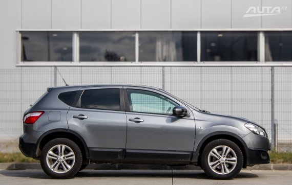 Nissan Qashqai 2.0 dCi 110kW AT/6 2013 / AJ NA SPLÁTKY / PROTIÚČET 2013 šedá