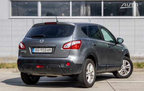 Nissan Qashqai 2.0 dCi 110kW AT/6 2013 / AJ NA SPLÁTKY / PROTIÚČET 2013 šedá