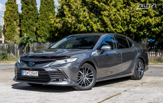 Toyota Camry 2.5 HEV Executive + VIP paket 131kW / AJ NA SPLÁTKY / PROTIÚČET
