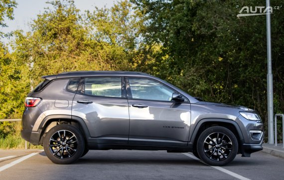 Jeep Compass 1.3 TURBO Night Eagle / 96kW / M6 / ZÁRUKA / AJ NA SPLÁTKY / PROTIÚČET 2020 šedá