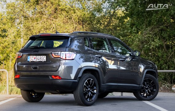 Jeep Compass 1.3 TURBO Night Eagle / 96kW / M6 / ZÁRUKA / AJ NA SPLÁTKY / PROTIÚČET 2020 šedá
