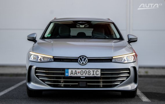 Volkswagen Passat Variant PHEV 110kW AT/6 / AJ NA SPLÁTKY / PROTIÚČET 2024 stříbrná metalíza