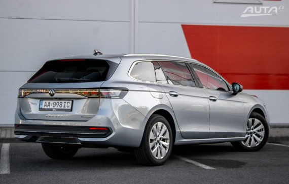 Volkswagen Passat Variant PHEV 110kW AT/6 / AJ NA SPLÁTKY / PROTIÚČET 2024 stříbrná metalíza