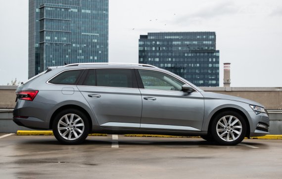 Škoda Superb Combi 2.0 TDI 4x4 DSG, 147kW (2021) / AJ NA SPLÁTKY / PROTIÚČET / 2021 šedá