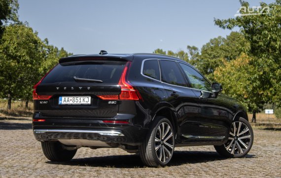 Volvo XC60 2.0 B5 mHEV Ultimate AWD / 184kW / A8 / ZÁRUKA / AJ NA SPLÁTKY / PROTIÚČET 2023 černá