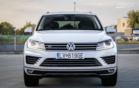 Volkswagen Touareg II 3.0 V6 TDI BMT 4MOTION R-Line, 193kW, A8 / AJ NA SPLÁTKY / PROTIÚČET / 2015 bílá