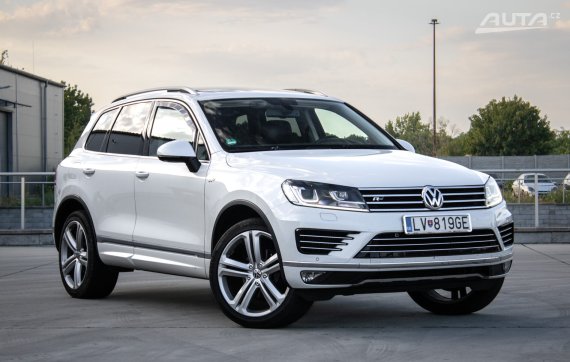 Volkswagen Touareg II 3.0 V6 TDI BMT 4MOTION R-Line, 193kW, A8 / AJ NA SPLÁTKY / PROTIÚČET / 2015 bílá