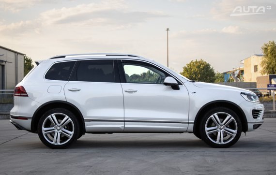 Volkswagen Touareg II 3.0 V6 TDI BMT 4MOTION R-Line, 193kW, A8 / AJ NA SPLÁTKY / PROTIÚČET / 2015 bílá