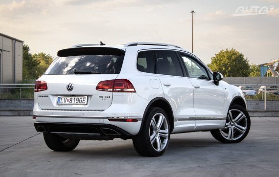 Volkswagen Touareg II 3.0 V6 TDI BMT 4MOTION R-Line, 193kW, A8 / AJ NA SPLÁTKY / PROTIÚČET / 2015 bílá