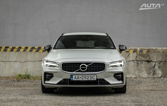 Volvo V60 T6 R-Design AWD A/T, 228 kW, A8 / AJ NA SPLÁTKY / PROTIÚČET / 2020 stříbrná metalíza