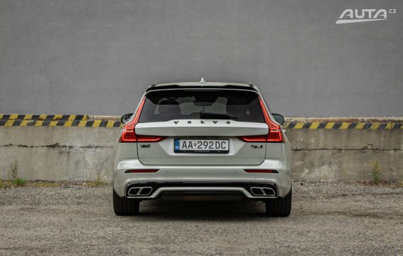 Volvo V60 T6 R-Design AWD A/T, 228 kW, A8 / AJ NA SPLÁTKY / PROTIÚČET / 2020 stříbrná metalíza