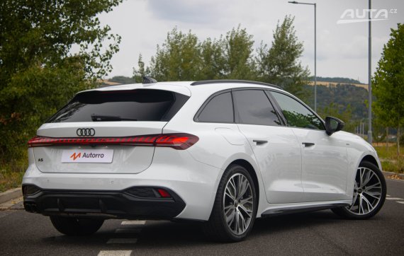 Zánovné Audi A5 Avant 2.0 40 TDI S LINE 2025 bílá