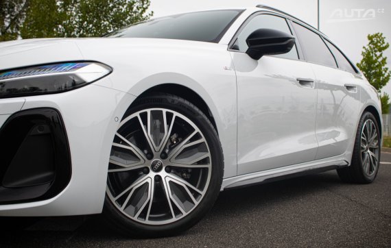 Zánovné Audi A5 Avant 2.0 40 TDI S LINE 2025 bílá