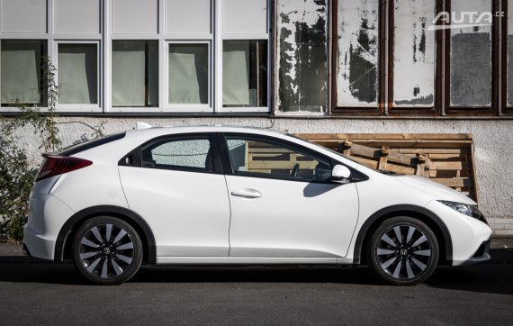 Honda Civic 1.8 i-VTEC, 104kW, M6 / AJ NA SPLÁTKY / PROTIÚČET / 2014 bílá
