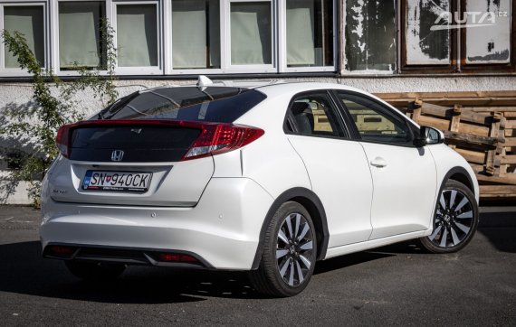 Honda Civic 1.8 i-VTEC, 104kW, M6 / AJ NA SPLÁTKY / PROTIÚČET / 2014 bílá