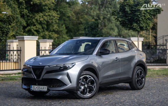 Alfa Romeo Junior 2025 BEV 115kW / AJ NA SPLÁTKY / PROTIÚČET
