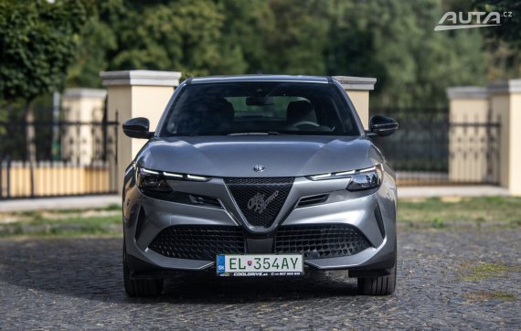 Alfa Romeo Junior 2025 BEV 115kW / AJ NA SPLÁTKY / PROTIÚČET 2025 šedá