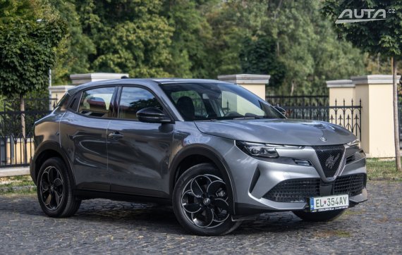 Alfa Romeo Junior 2025 BEV 115kW / AJ NA SPLÁTKY / PROTIÚČET 2025 šedá