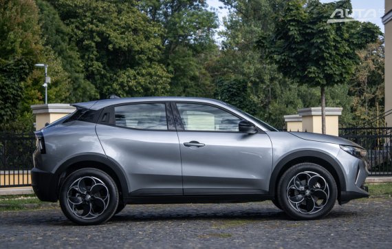 Alfa Romeo Junior 2025 BEV 115kW / AJ NA SPLÁTKY / PROTIÚČET 2025 šedá