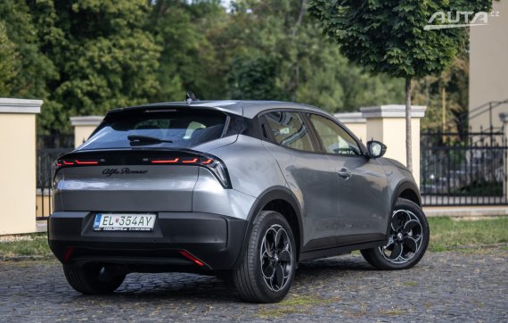 Alfa Romeo Junior 2025 BEV 115kW / AJ NA SPLÁTKY / PROTIÚČET 2025 šedá