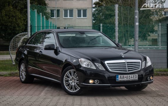 Mercedes-Benz E trieda Sedan 350 CGI Avantgarde 4Matic, 200 kW, A7 / AJ NA SPLÁTKY / PROTIÚČET 2010 černá