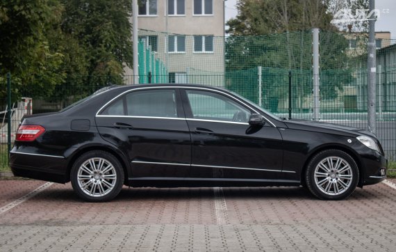 Mercedes-Benz E trieda Sedan 350 CGI Avantgarde 4Matic, 200 kW, A7 / AJ NA SPLÁTKY / PROTIÚČET 2010 černá