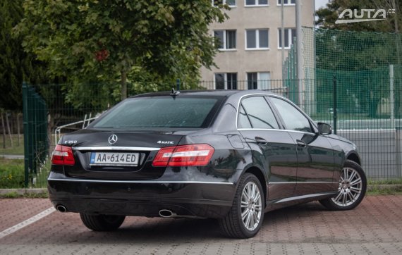 Mercedes-Benz E trieda Sedan 350 CGI Avantgarde 4Matic, 200 kW, A7 / AJ NA SPLÁTKY / PROTIÚČET 2010 černá