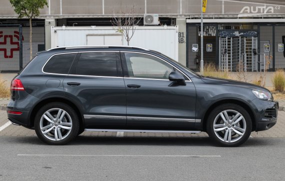 Volkswagen Touareg 3.0 V6 TDI BMT 4x4 A/T, 180kW (2013) / AJ NA SPLÁTKY / PROTIÚČET / 2013 šedá