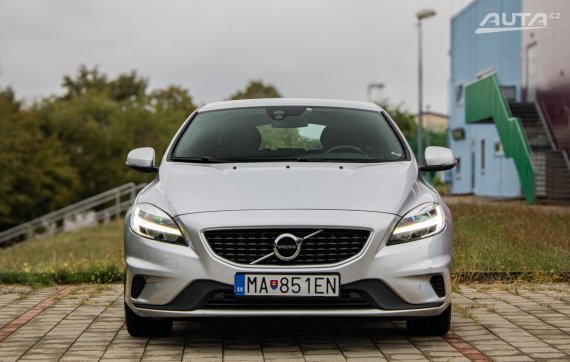 Volvo V40 D2 2.0L 120k R-Design, 88 kW, M6, 5d. / AJ NA SPLÁTKY / PROTIÚČET / 2017 šedá