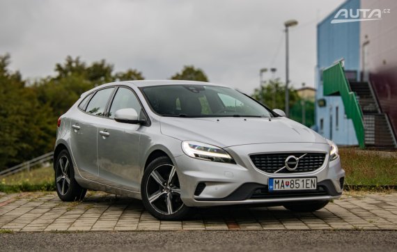 Volvo V40 D2 2.0L 120k R-Design, 88 kW, M6, 5d. / AJ NA SPLÁTKY / PROTIÚČET / 2017 šedá