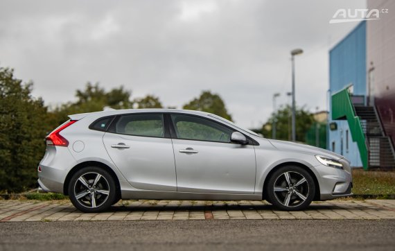 Volvo V40 D2 2.0L 120k R-Design, 88 kW, M6, 5d. / AJ NA SPLÁTKY / PROTIÚČET / 2017 šedá